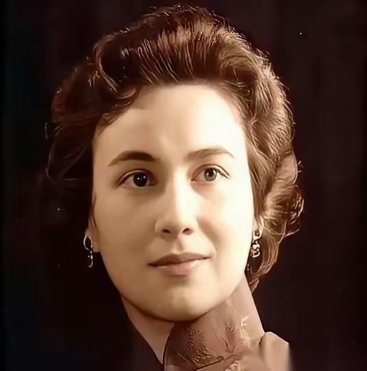 一说何鸿燊大房黎婉华，都喊她“澳门街第一美人”。这话搁现在听，像句轻飘飘的恭