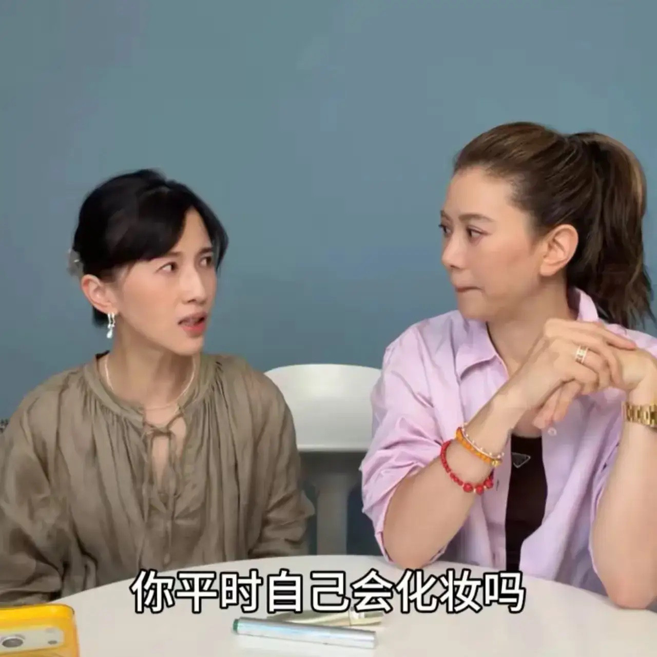 我真的被袁咏仪可爱到了！谁能想到顶级大美女，居然是化妆小白，自己化妆全程翻车，被张智霖吐槽后干脆直接