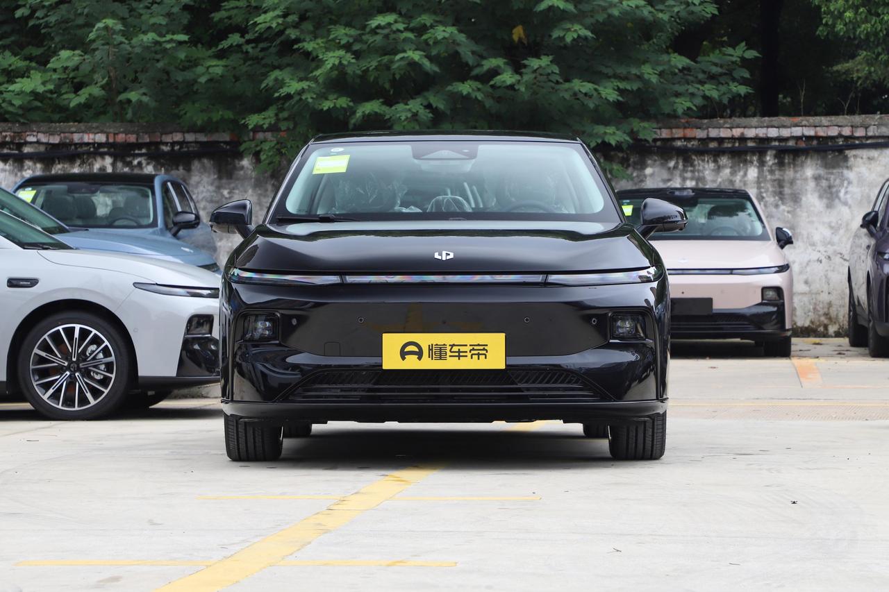 前两天陪表姐提车，在4S店站了俩小时，就为了搞清一件事：10万块到底能买个啥样的