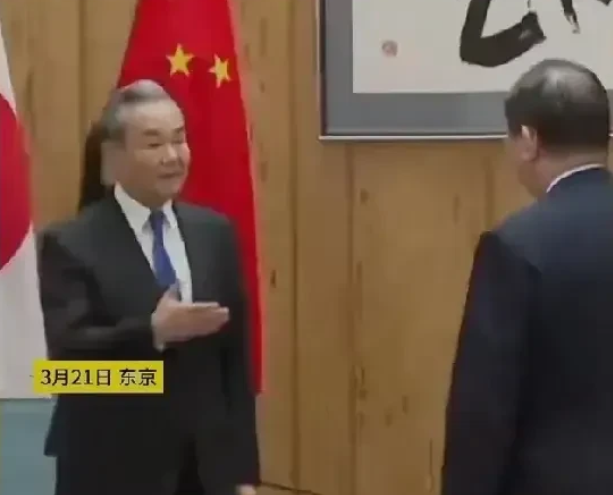 中日韩三国外长与石破茂的会面有几个细节：1、日本首相石破茂走进会客厅，王毅外长