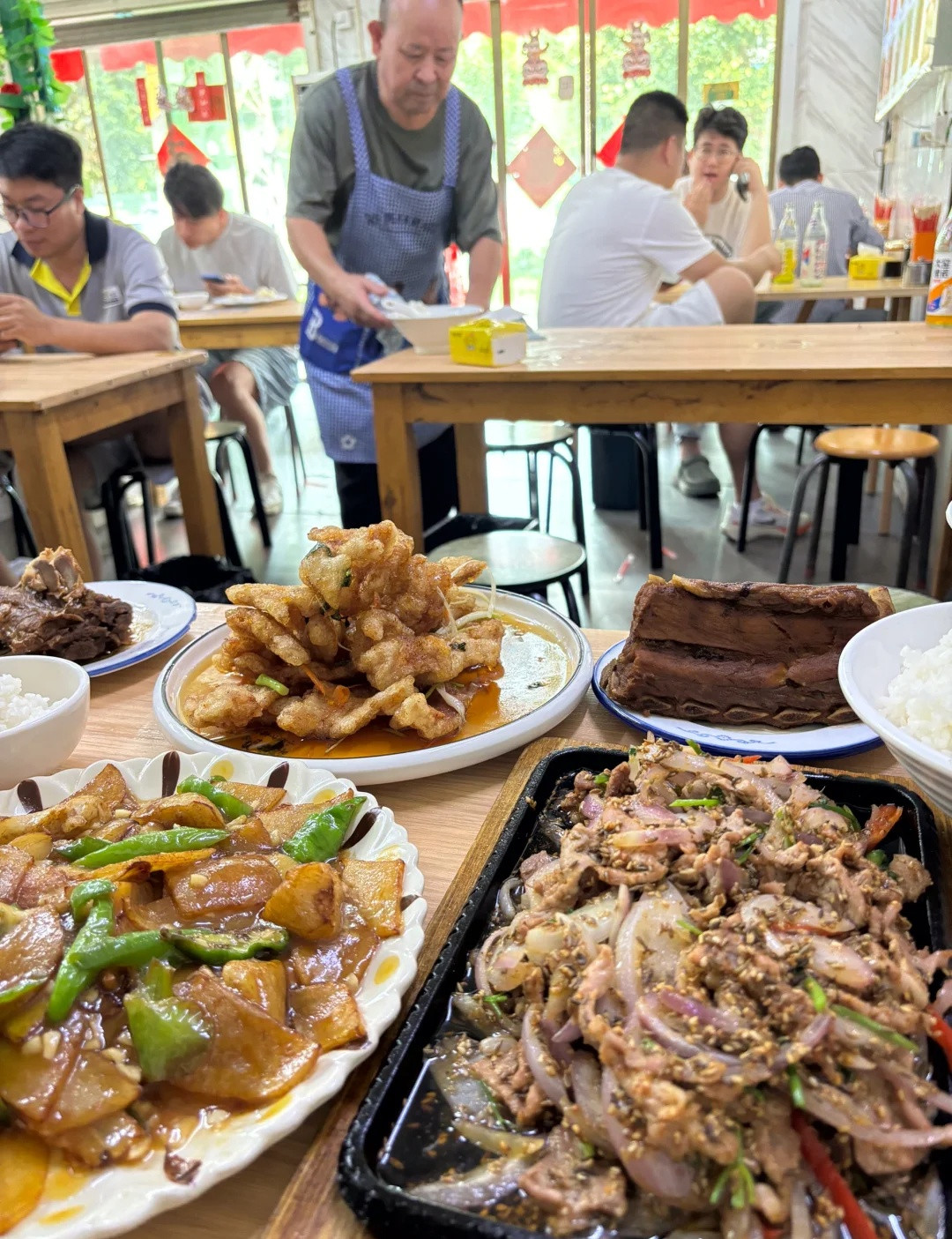 东北朋友要不要出来解释一下总算在广州找到地道东北菜了份量真的贼大你们都能吃