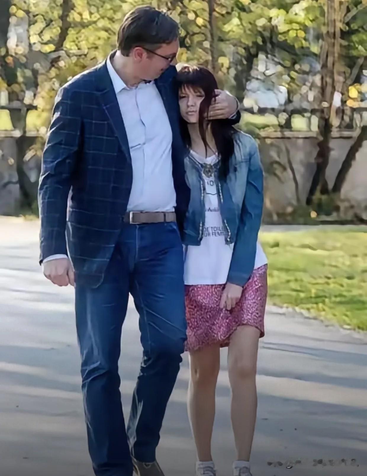两米硬汉总统，全世界硬刚，唯独回家宠女儿！温柔反差太治愈。看这张照片真的被戳