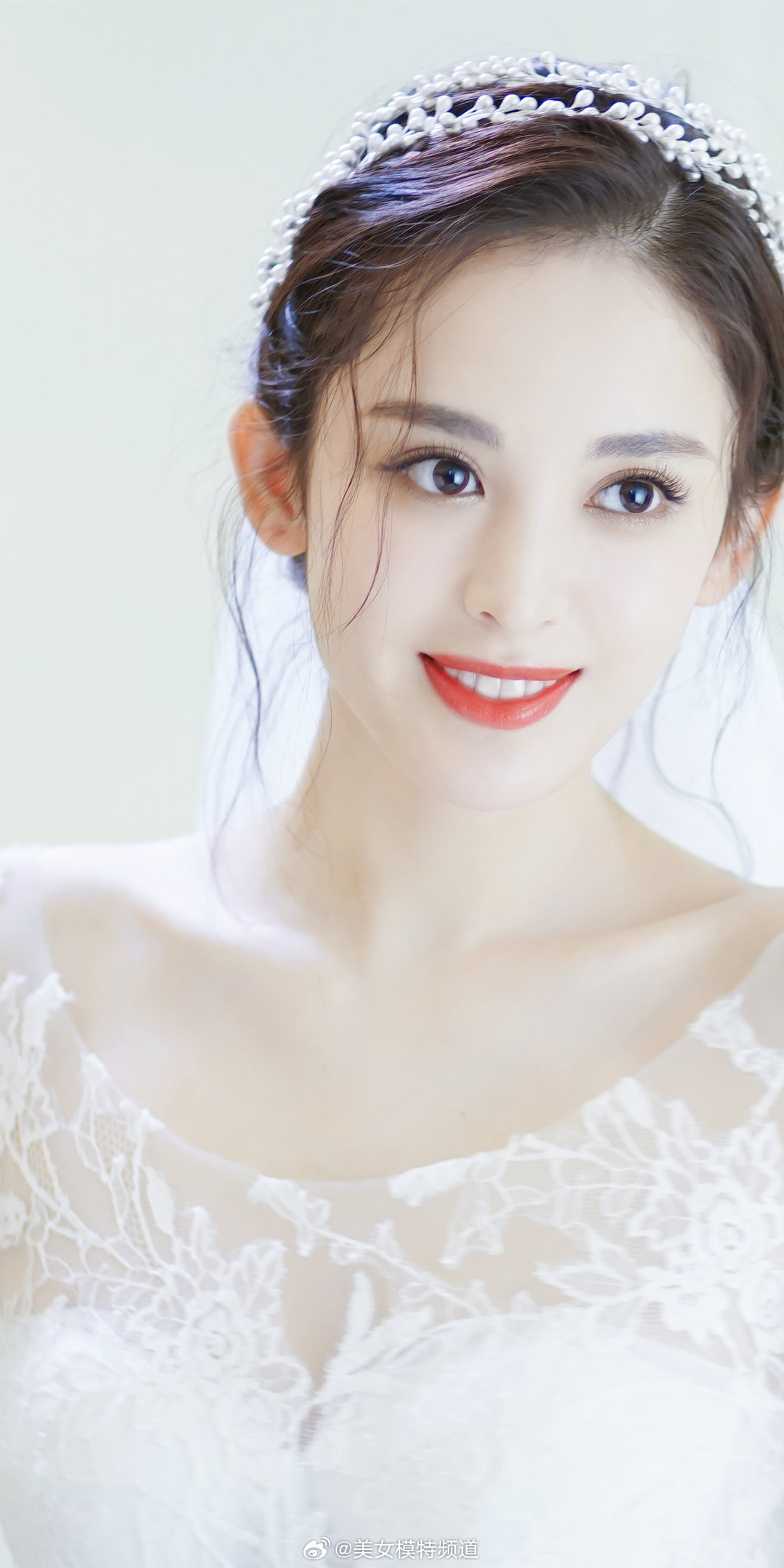 古力娜扎温柔婚纱照神秘又美丽