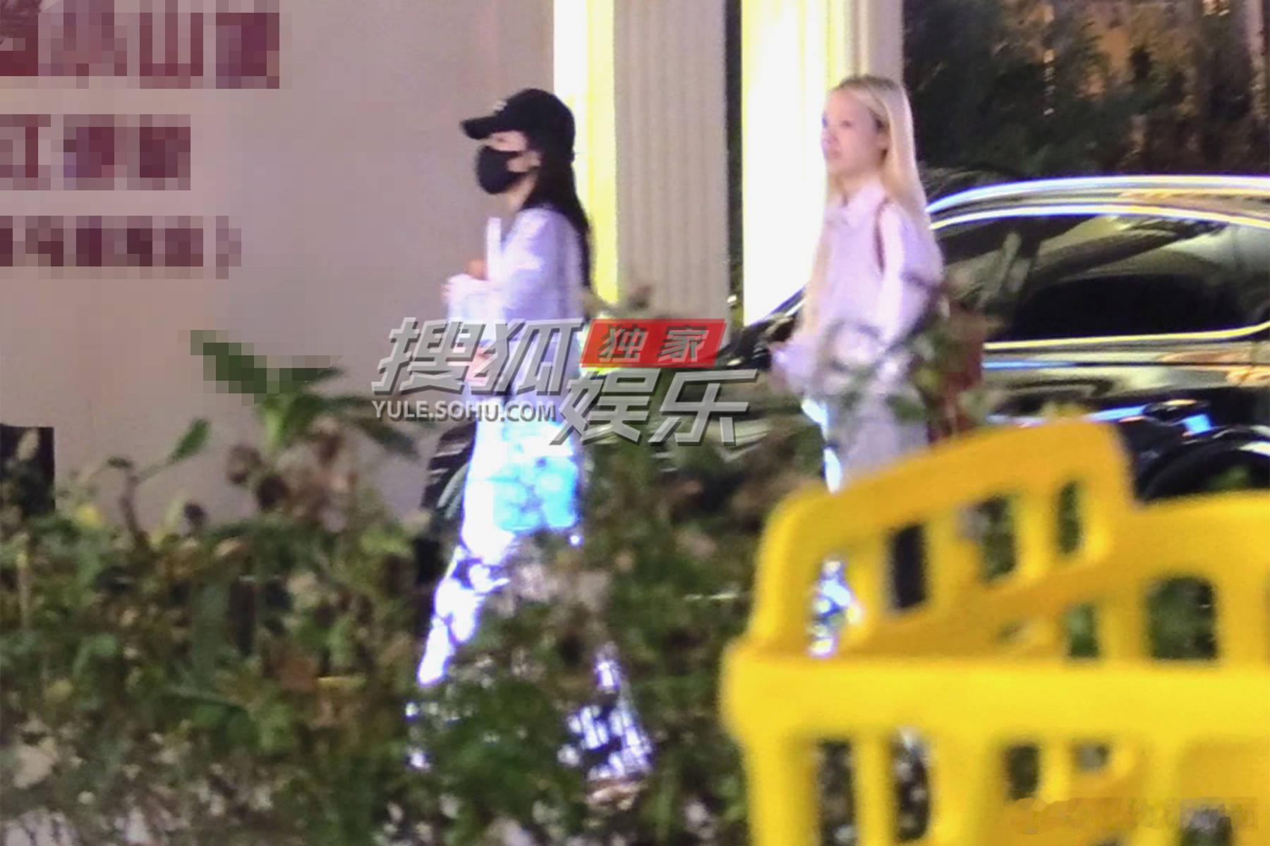 张碧晨素颜参加饭局和好友畅聊笑容满满兴致高