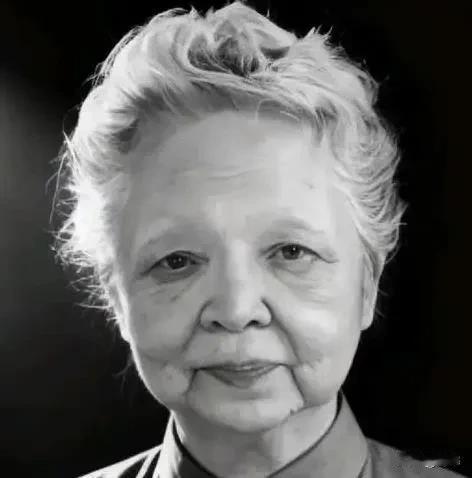 1957年，纽约机场的海关人员粗暴地翻检着一个中国女子的行李，当发现一张6800