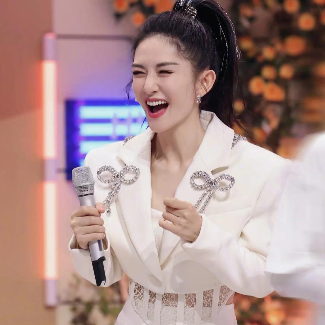 谢娜成都演唱会引争议：情怀与实力的双向考验4月11日，谢娜直播官宣5月5日