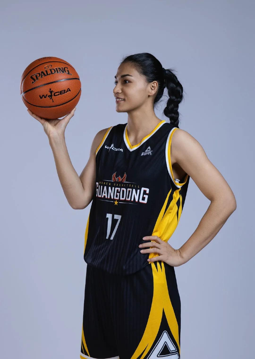 广东东莞新彤盛女篮迪拉娜宣布因为健康问题退役。当年是广东宏远杜锋牵线塔桥把她从新