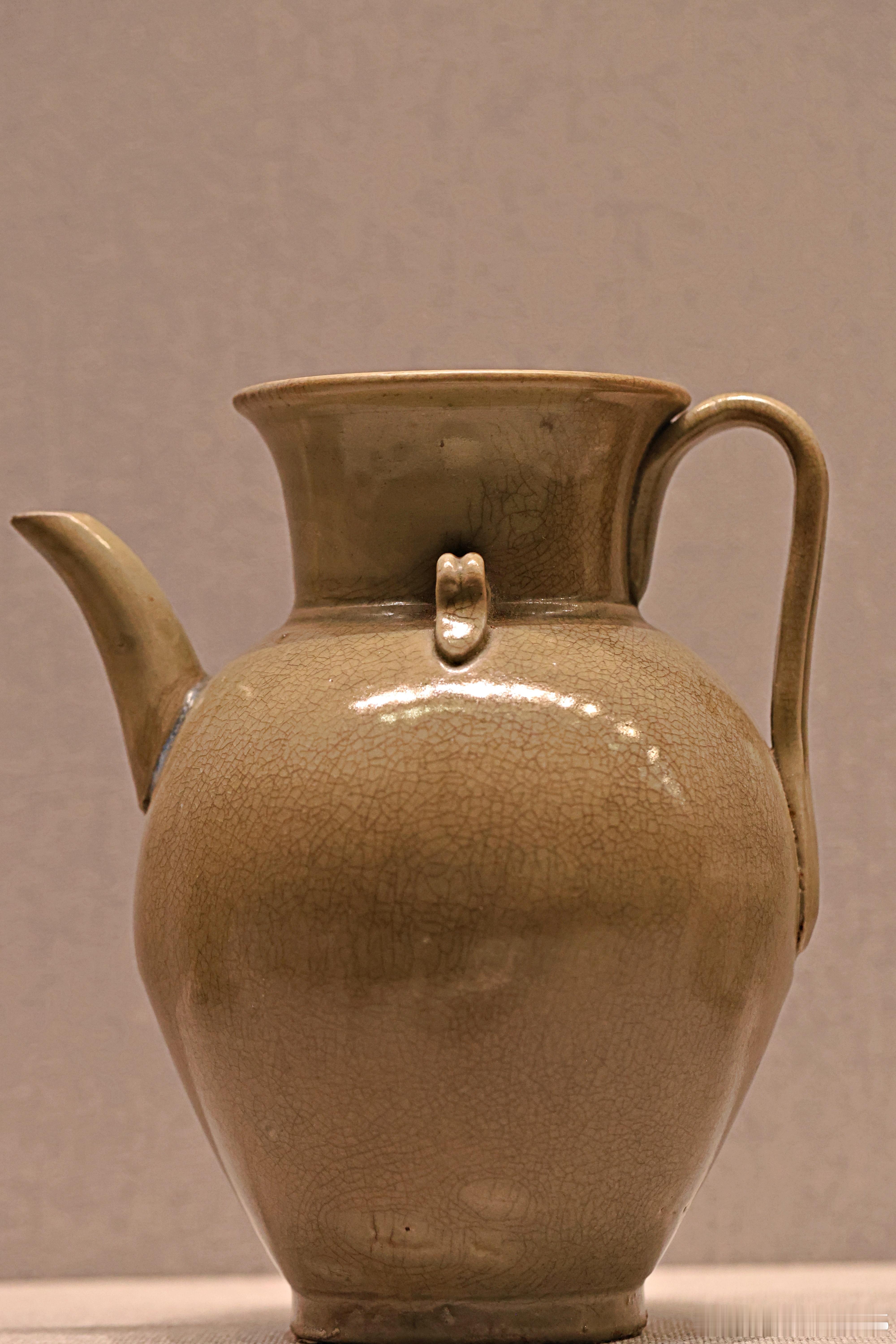 越窑青釉双系执壶五代（公元907-960年）故宫博物院藏执壶通高19.7cm，