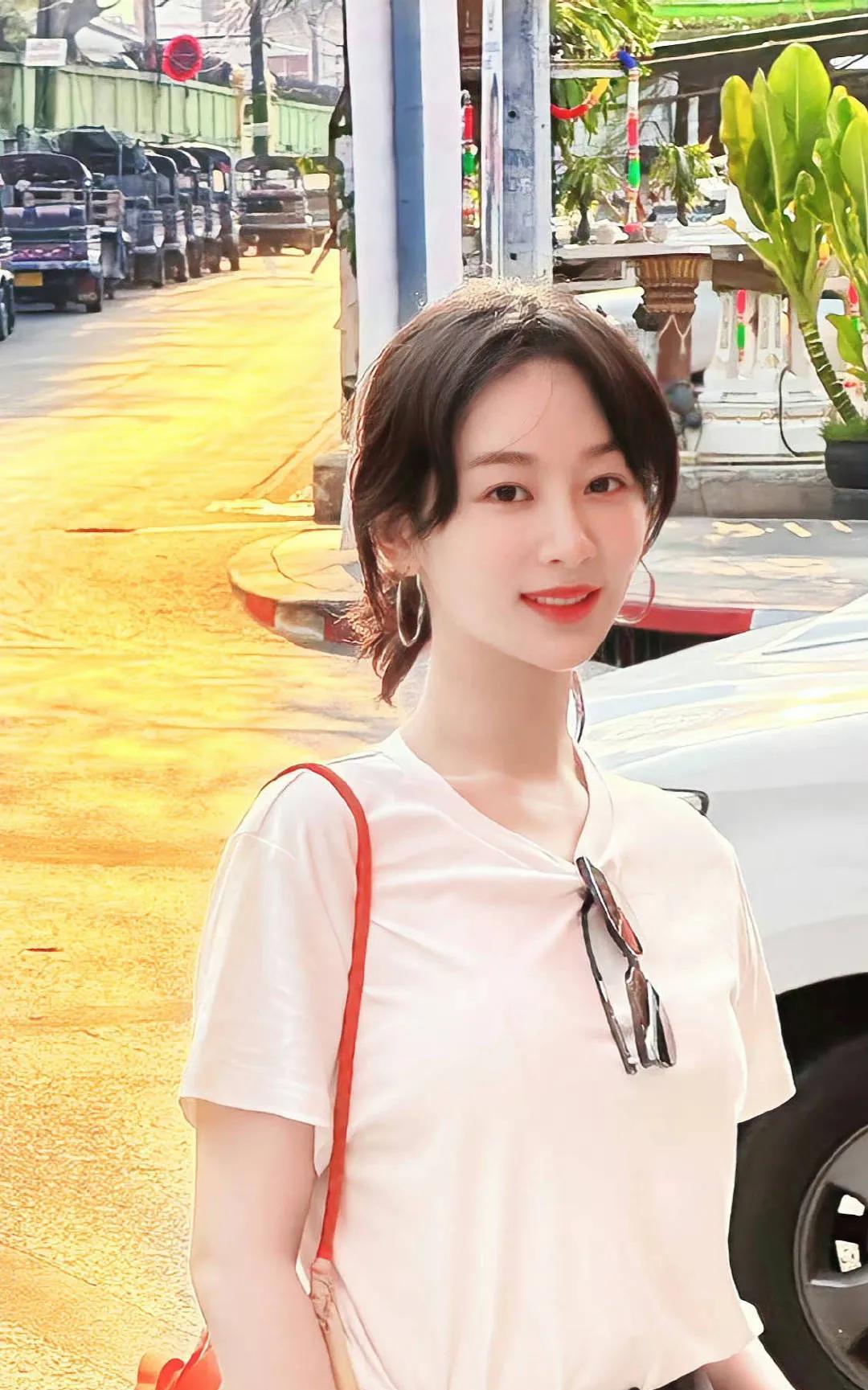 杨紫的行程表好像永远被红笔标注得满满当当。从《家业》的片场杀青，到马不停蹄进组《