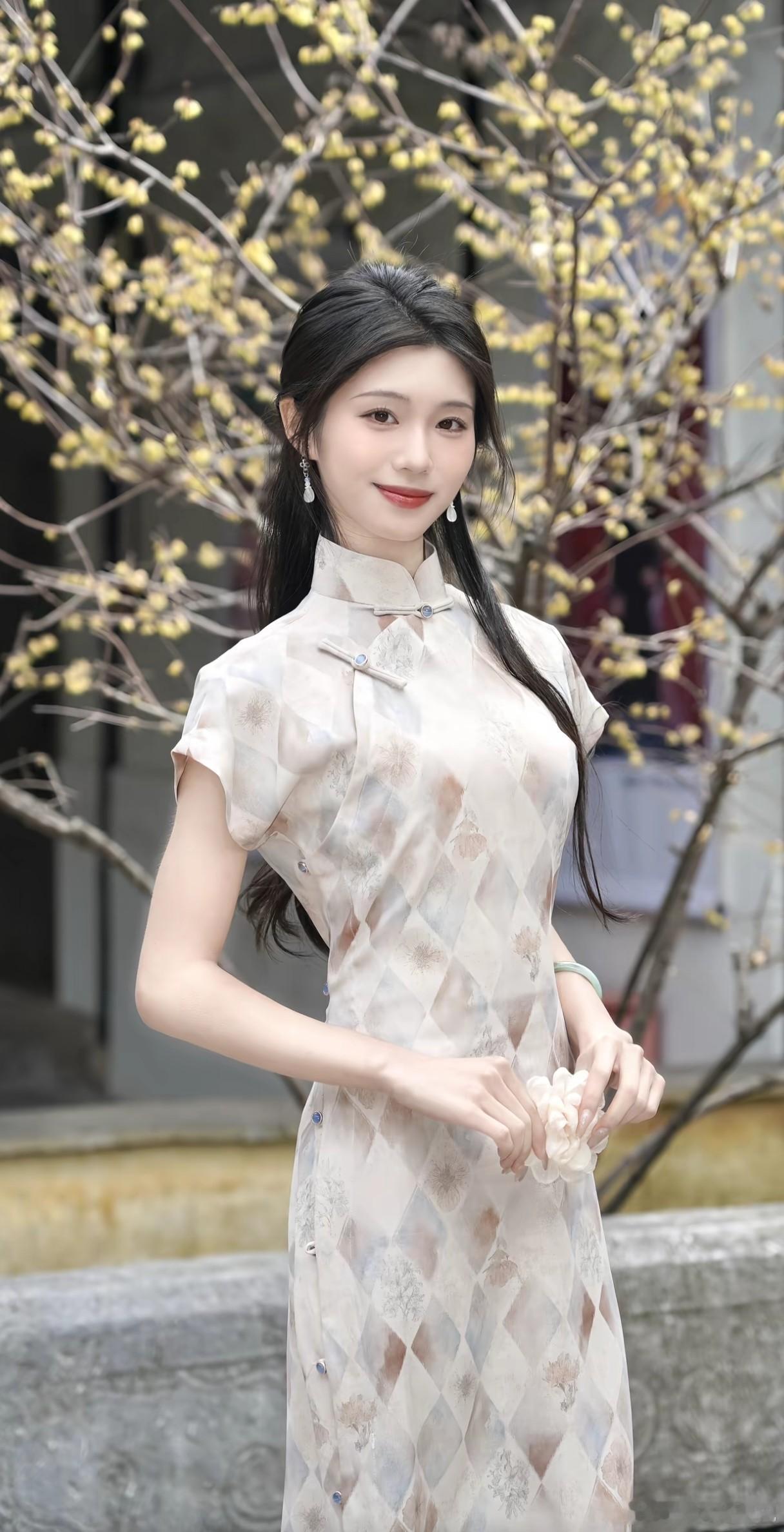 气质穿搭小姐姐你会喜欢主动的女生吗情暖少数民族女孩