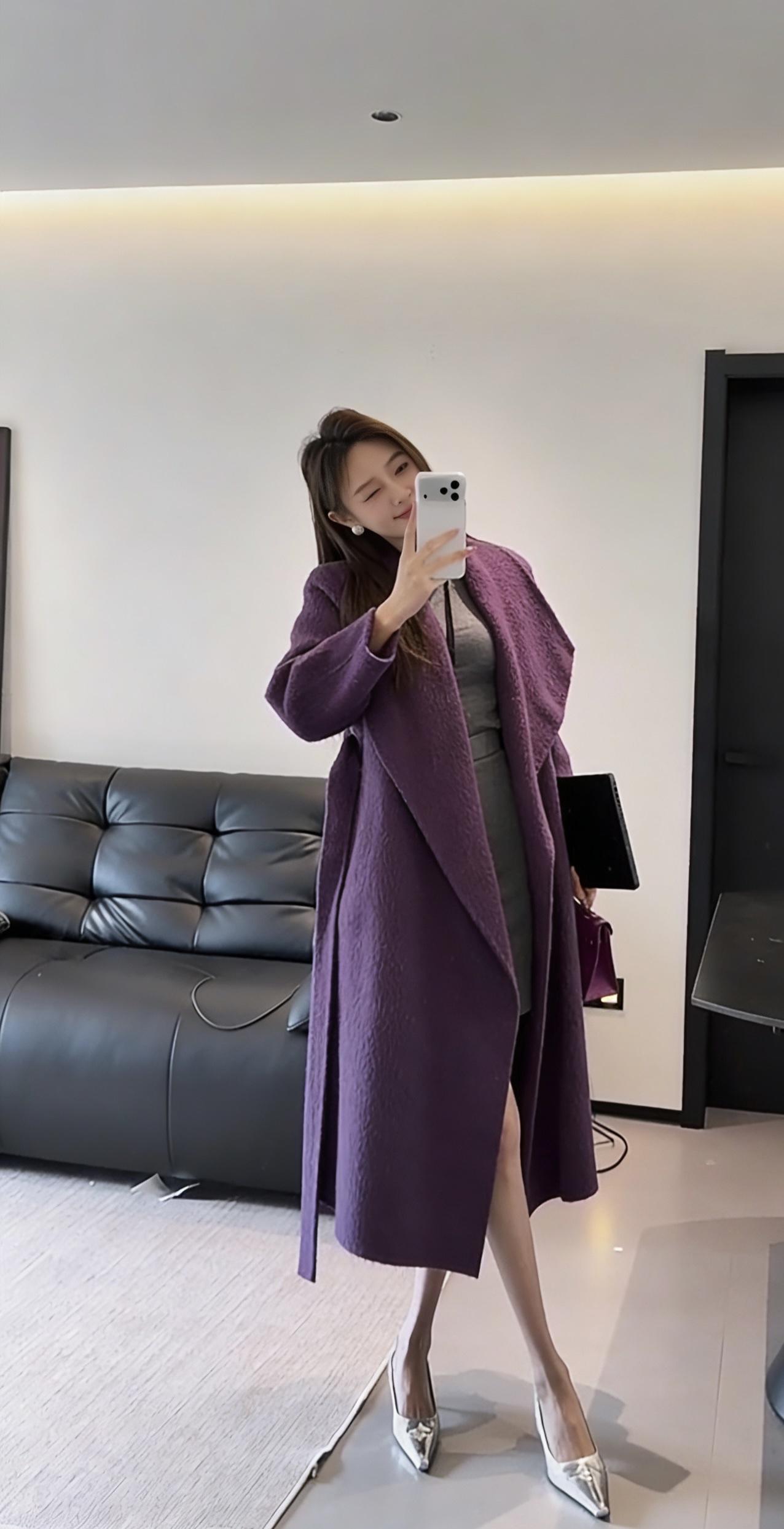 今日穿搭以深紫色长款毛呢大衣为核心，内搭简约的灰色修身开叉裙，配饰搭配同色系紫色