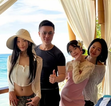 小S带着老公孩子去澳大利亚旅游，一家四口人齐刷刷的聚在海边，老公许雅钧还是一