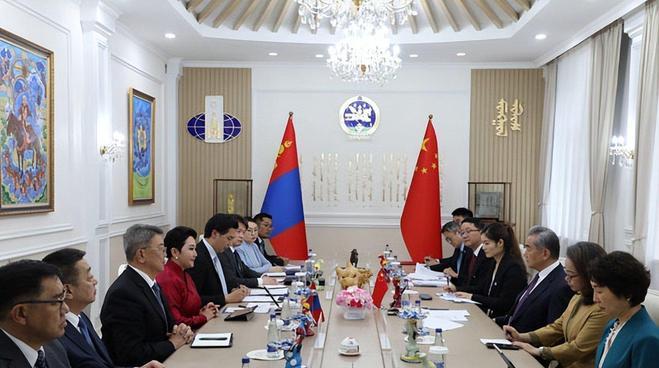 最近中国外长王毅访问蒙古国，反倒把日本民众弄破防了，见识了王毅外长访问蒙古国时的