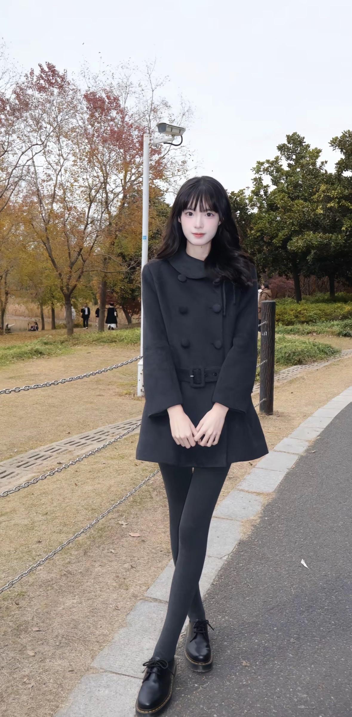 秋日漫步，黑衣少女与落叶共舞