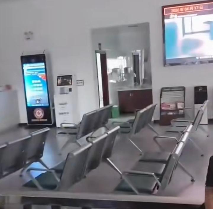 洗手间明明就在那里，保安却说：这里没有到外面去解决，一名退伍老兵要借用洗手间，在