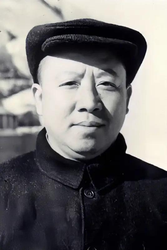 1946年4月8日清晨，一架飞机从重庆起飞，原本要飞往延安，机上坐着中共中央的高