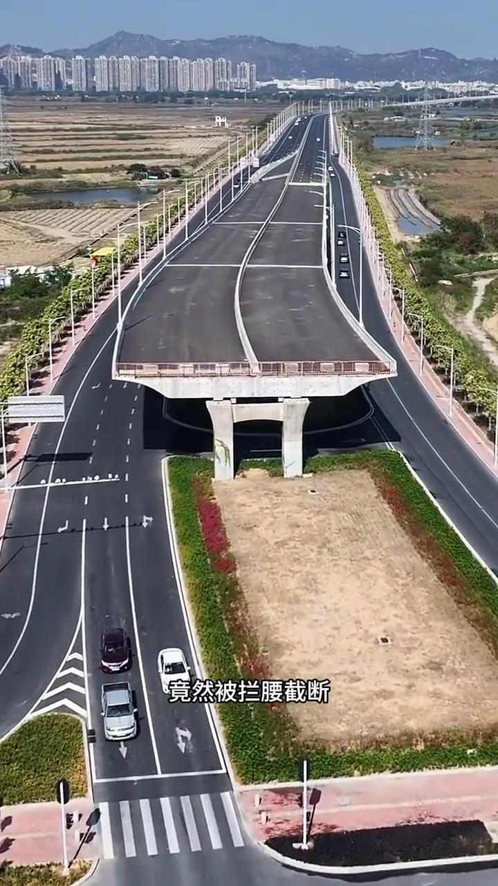 广东汕头最奇怪一条断头路。万万没想到，好好的一条公路修到一个十字路口竟然被拦腰