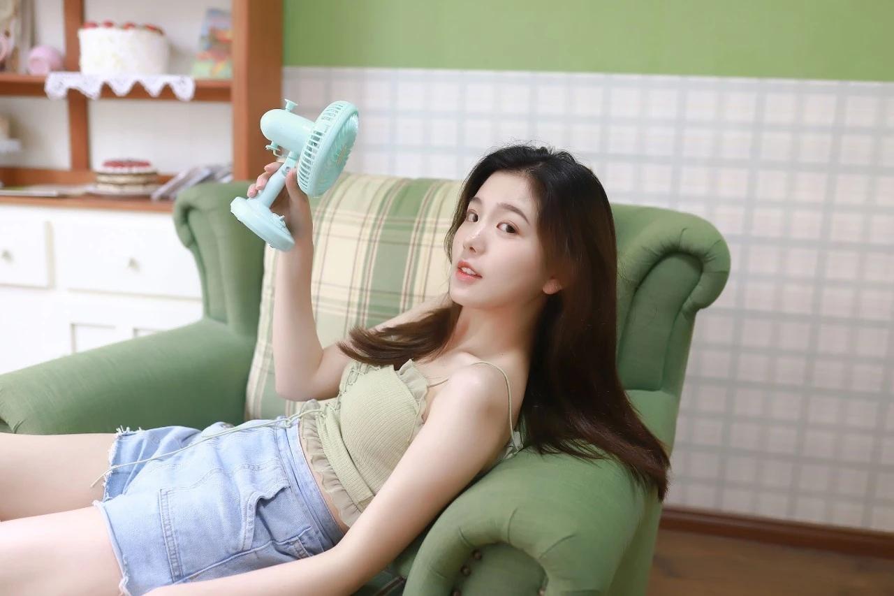 夏日清凉时光，少女与风扇的甜美瞬间