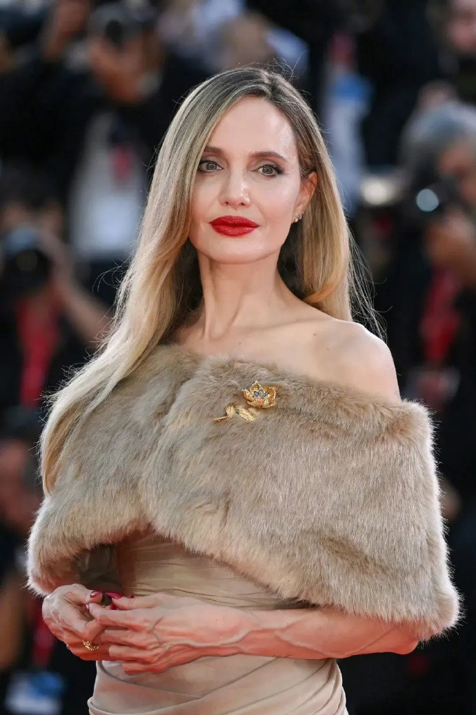 安吉丽娜·朱莉的手，是护士最喜欢的手吧！