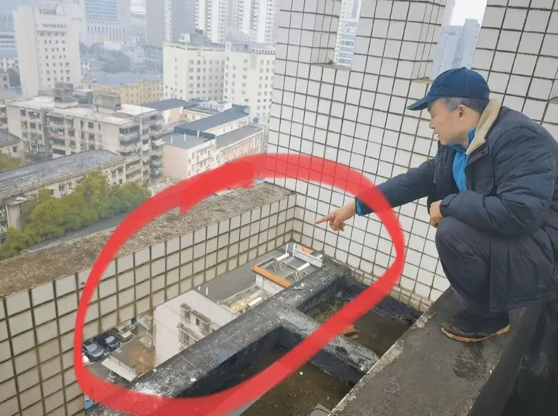 28岁的罗医生，就是从楼顶这个位置掉下去的。值得注意的是：想进入这个区域，必须先
