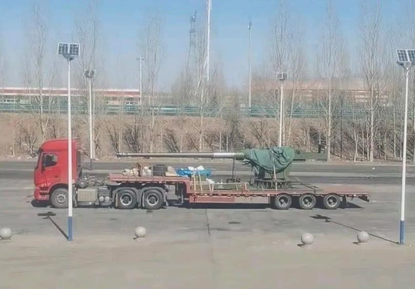 这舰炮在军舰的对比下显不出来大小，把它放在车上就对比出来它的巨大了。秋冬的风裹着