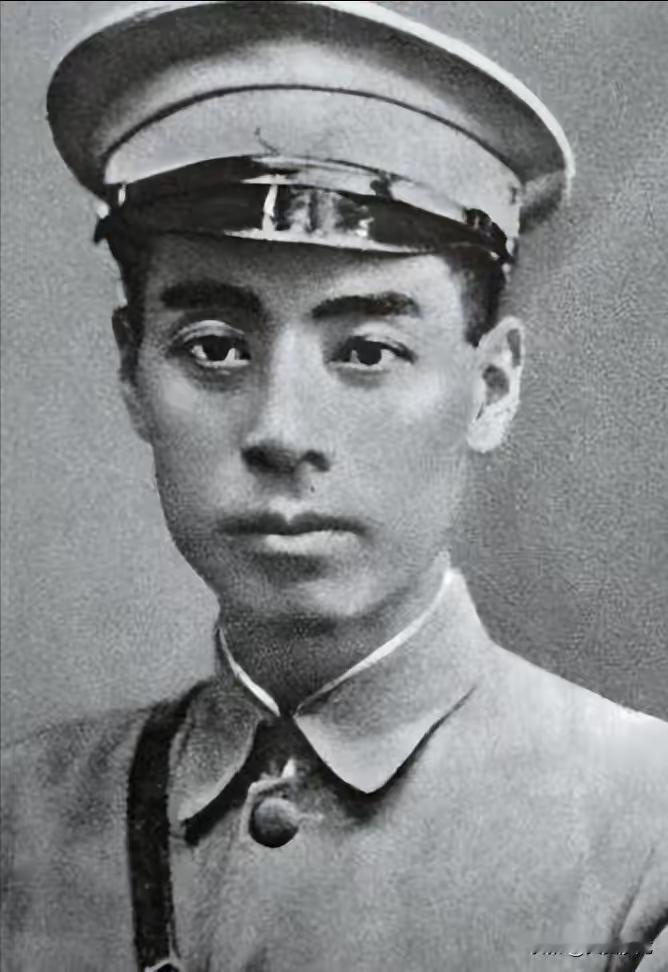 1927年，国军团长鲍靖中私放被捕的周恩来。两人刚走到大门口，正撞上蒋介石心腹酆
