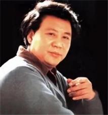 1993年，毛主席特型演员古月访美时，遭到台湾记者刁难：“你什么时候去台湾？”古