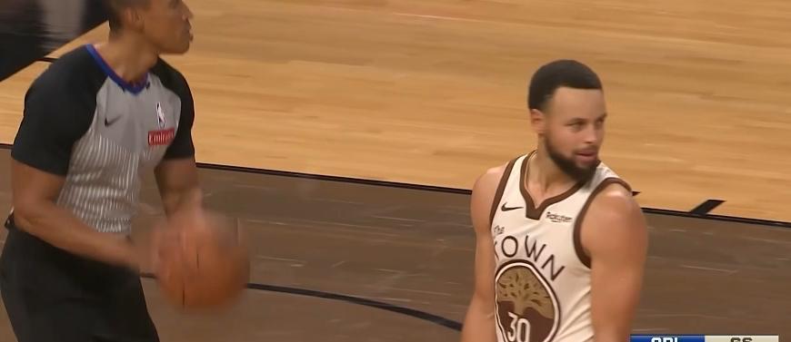 裁判盯着防守者撞翻库里然后走开了。这赛季他场均只有4次罚球。但你看录像慢放