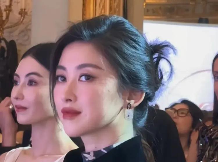 张柏芝，为什么要站在朱珠旁边呢？单看她们每个人，都是美女中的极品，但放在一起比较