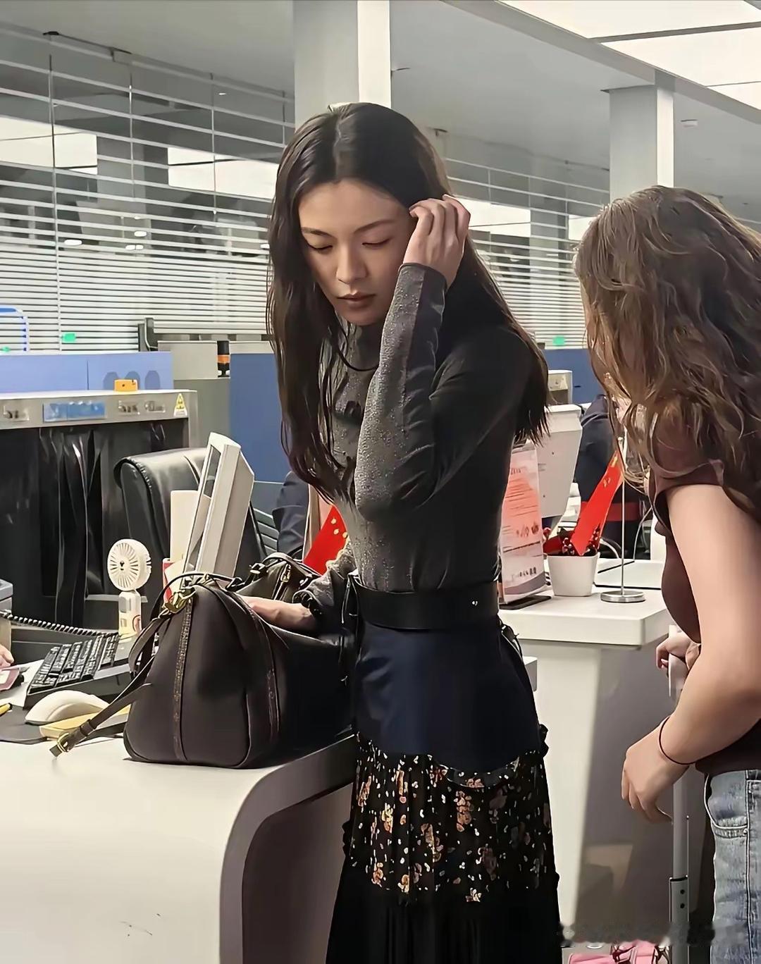 现在总算明白李现为什么会和她谈恋爱了——她真的太漂亮，美到让人移不开眼，身材也特