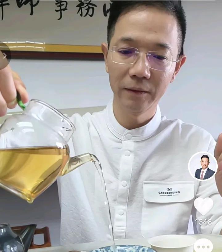 太好了，李老师说，品茶等待战斗的信号！有网友问，什么时候开会？李老师，在直播