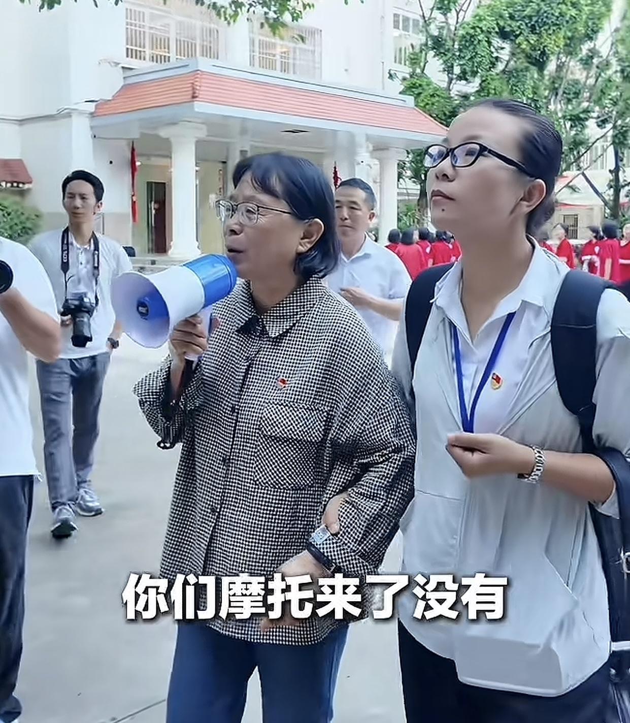 每年到了这个时候，看见张桂梅校长的画面就挺难受，好几台机位围着拍，什么都亲力亲为