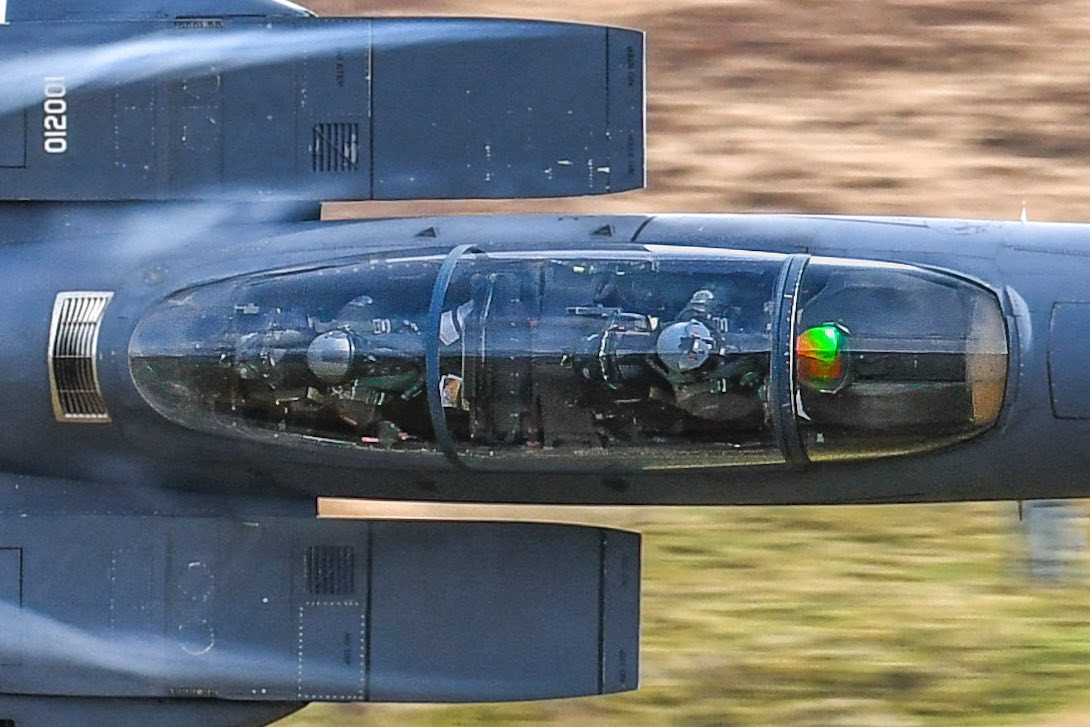 马赫谷上空的F-15