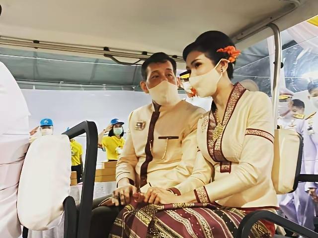 很明显，泰王对贵妃的偏爱，似乎多一点点呢？为何？与王后苏提达一起，他永远是被照