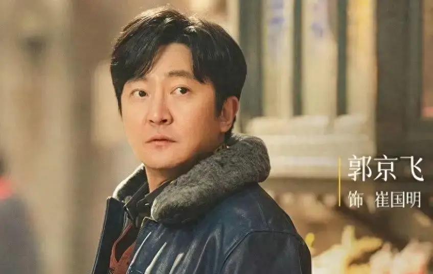 他们砸碎铁饭碗那天，才发现铁能融化。你爸可能也在其中。凌晨四点，他把厂徽擦