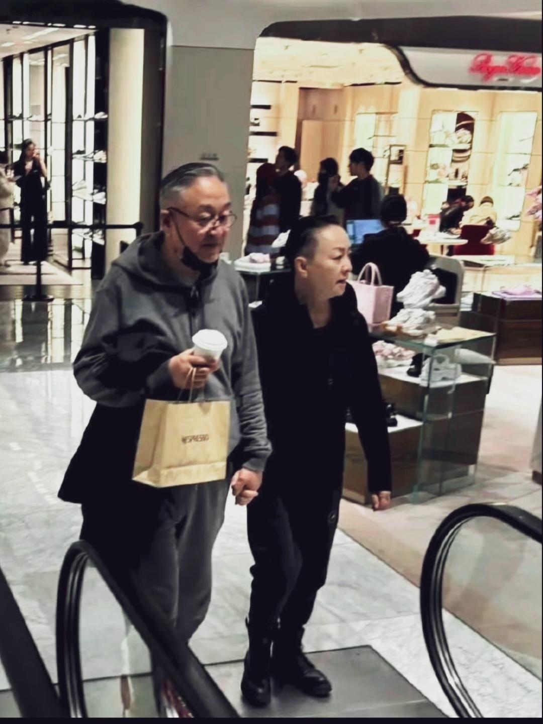 网友在北京商场偶遇宋丹丹和丈夫赵玉吉。一身简简单单的休闲便装，搭乘扶梯依旧手牵