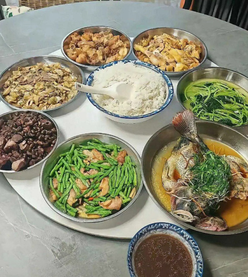 这一桌菜，大家能猜到是哪里的菜系不