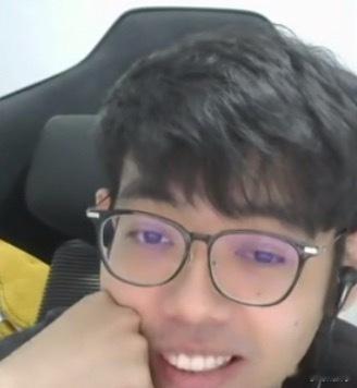 超哥：哎逼网游太费钱了，网游真不是人玩的好吧，逆水寒花了不止100w，后面卖了5