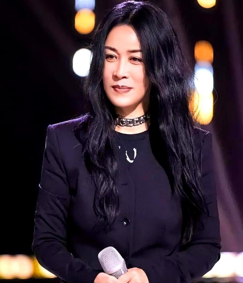 “没有他不能活”的誓言还在热搜，孟桐已宣布起诉。亲密照、别墅、深夜同框，三帧画