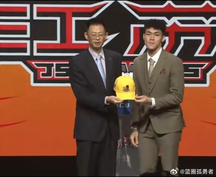 江苏男篮CBA选秀独具慧眼根据了解，手握榜眼签的江苏肯帝亚，计划在2026-2