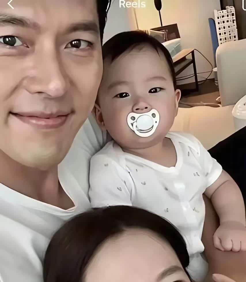 玄彬和孙艺珍到底谁整容了，这孩子怎么做到谁也不像。玄彬和孙艺珍因戏生情，结婚