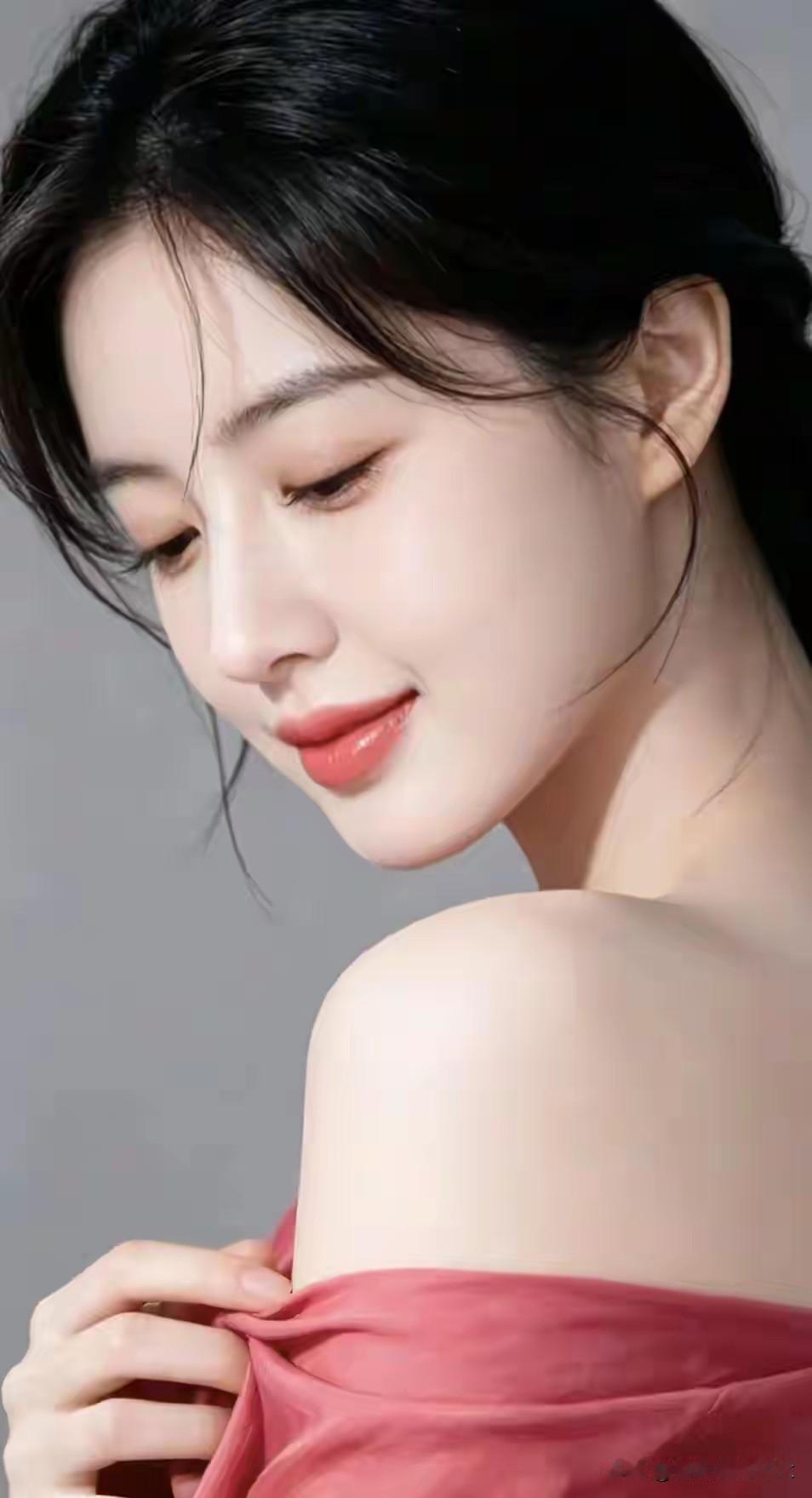 水仙子·低眉韵柔丝轻落敛清眸，浅笑藏温意自悠。尘间纷扰皆抛后，安然岁月留