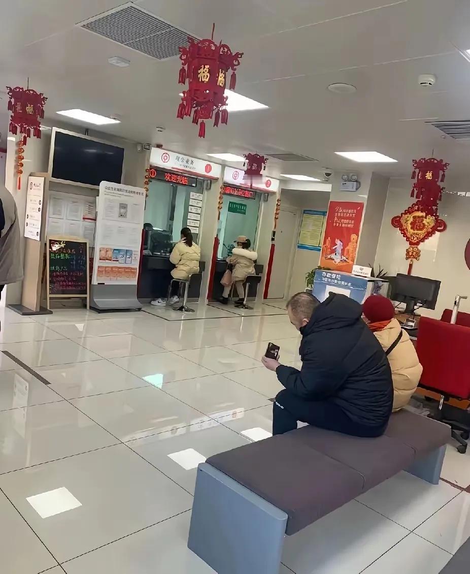 银行亲戚偷偷告诉我，2026年存钱别再瞎存了！利率下行还倒挂，找对方法才能让闲钱