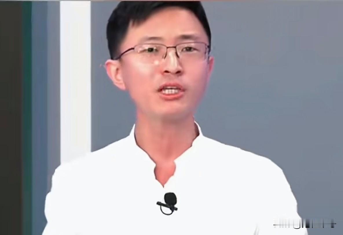 岛内网友不满赵少康专访沈伯洋，称此举是为沈黑熊搭台唱戏，赵少康变“绿少康”。侯汉
