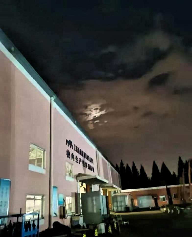 苏州一工厂老板，为了应对高温天气，想出了一个妙招，让工人凌晨5点上班，10点半下