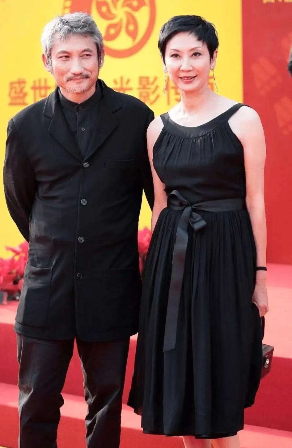 我问当医生的邻居，施南生免疫系统生病，是什么原因造成的？没想到邻居叹了一口气