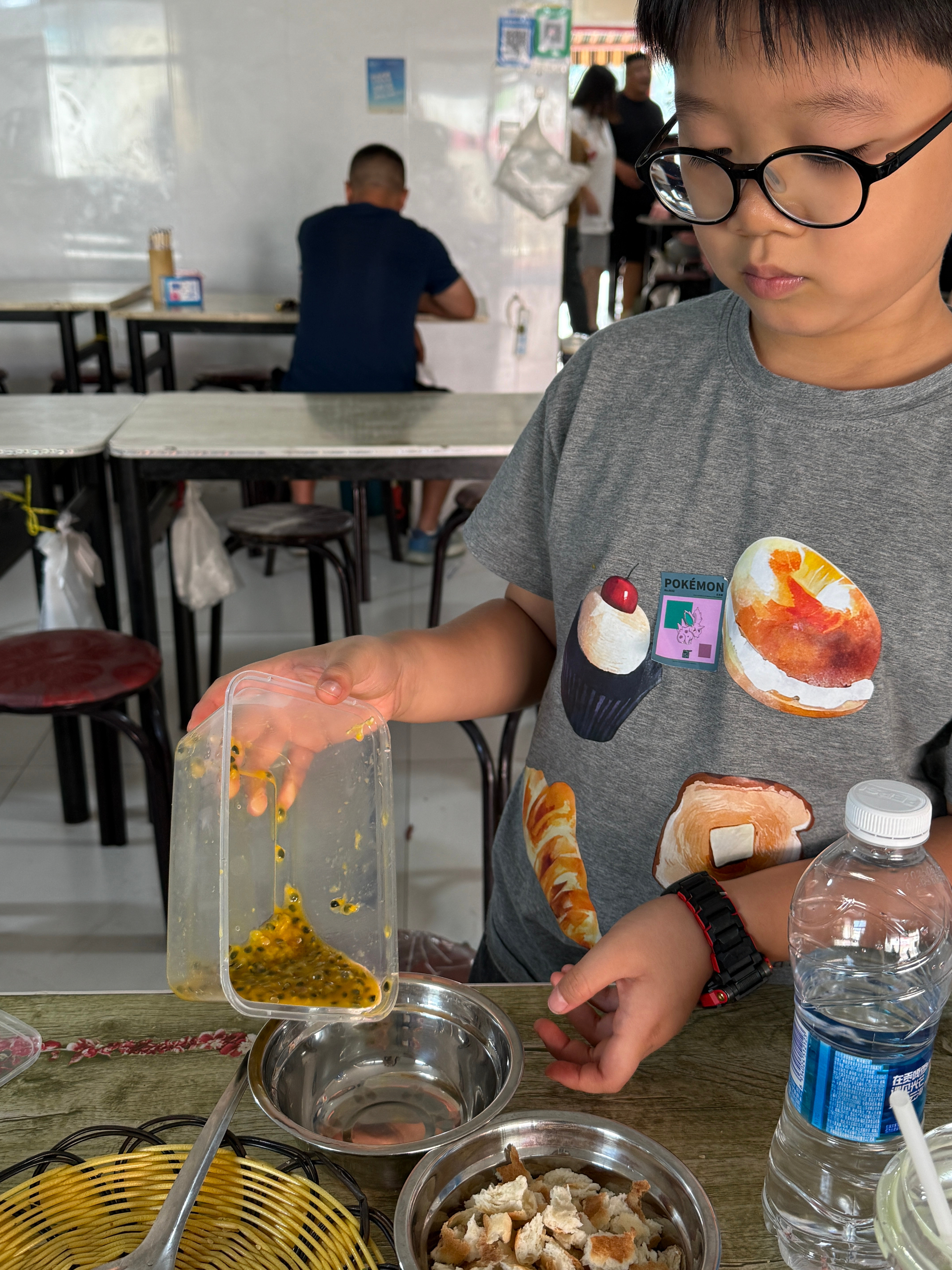 今天早上去哈羊汤，小孩哥又加一项骚操作，这次除了要把火烧当泡馍撕块，又自带了了干