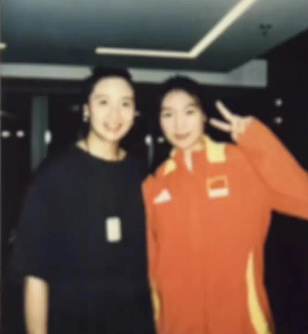 【谁不说俺师娘美——女排张籽萱晒照致敬月神】还不到17岁的小张姑娘还没有进入江