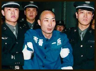 我的一个朋友，因犯罪在监狱里服刑一年半，前天出来了。昨晚，哥几个在一海鲜排档，