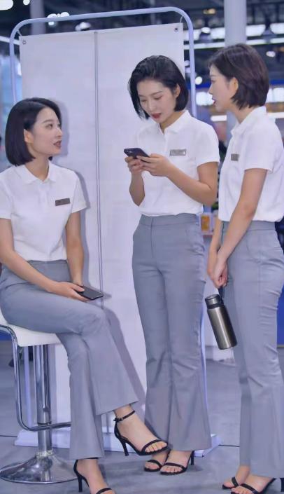 据说这3位美女是刚入职不久的某国企员工，她们都是大学毕业，年龄及工作表现也不相上